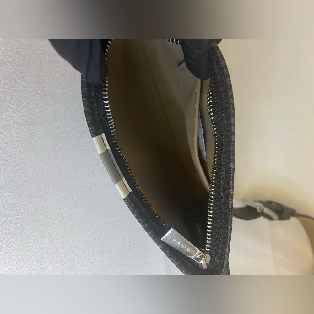 Michael Kors belt bag - Picture 8 of 12